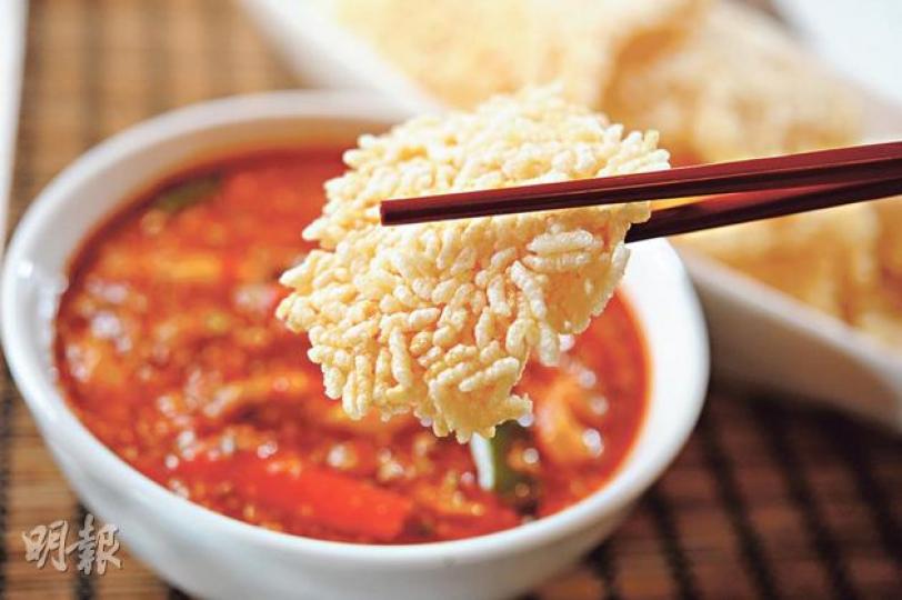 魚香滑肉鍋粑 - 雲陽閣總廚陳啟德表示鍋粑需高溫快炸,因鍋粑本身「疏窿」,內裏空氣容易膨脹,油要夠滾,且要炸得夠快,吃起來才鬆化。($118,A)(葉思雅攝)(葉思雅攝) 魚香滑肉鍋粑 - 雲陽閣總廚陳啟德表示鍋粑需高溫快炸,因鍋粑本身「疏窿」,內裏空氣容易膨脹,油要夠滾,且要炸得夠快,吃起來才鬆化。($118,A)(葉思雅攝)(葉思雅攝)