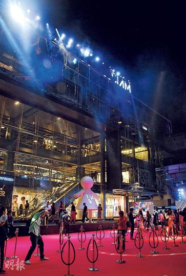 Siam Center外形有如玻璃盒子。(郭瑋瑋攝)Siam Center講究藝術與創意,在新張期間舉行普普藝術展。值得一提,Siam Center有許多「影相位」,胡慧沖相當欣賞。(郭瑋瑋攝)商場裏的虛擬遊戲,讓你一嘗踢走獵豹的滋味。(郭瑋瑋攝)咖啡店Mr. Jones' Orphanage在Siam Center的分店,以火車為主題。(郭瑋瑋攝)Siam Center側門放置了巨型雕塑和燈飾。(郭瑋瑋攝)Greyhound副線Playhound為Siam Center分店設計狗狗(690泰銖 Siam Center外形有如玻璃盒子。(郭瑋瑋攝)Siam Center講究藝術與創意,在新張期間舉行普普藝術展。值得一提,Siam Center有許多「影相位」,胡慧沖相當欣賞。(郭瑋瑋攝)商場裏的虛擬遊戲,讓你一嘗踢走獵豹的滋味。(郭瑋瑋攝)咖啡店Mr. Jones' Orphanage在Siam Center的分店,以火車為主題。(郭瑋瑋攝)Siam Center側門放置了巨型雕塑和燈飾。(郭瑋瑋攝)Greyhound副線Playhound為Siam Center分店設計狗狗(690泰銖