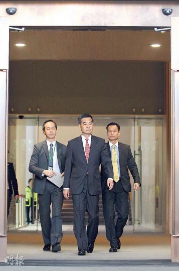 特首梁振英(中)今天會公布任內首份《施政報告》。他昨日出席行政會議前從特首辦步出,主動向傳媒表示,施政報告將是年度的施政報告,亦會是新一屆政府未來5年的施政藍圖,當中會交代政府未來5年的工作目標。(李澤彤攝)不少團體昨日趁行政會議舉行前到特首辦門外示威,其中手持橙色紙牌「爭取全民退休保障聯席」成員(圖左方),不斷高呼要求梁振英下台口號。同場的深水埗社區協會(圖右方)則帶備大型口腔紙牌,要求政府提供全面公立牙科服務,令「人人有口齒」。 (李澤彤攝) 特首梁振英(中)今天會公布任內首份《施政報告》。他昨日出席行政會議前從特首辦步出,主動向傳媒表示,施政報告將是年度的施政報告,亦會是新一屆政府未來5年的施政藍圖,當中會交代政府未來5年的工作目標。(李澤彤攝)不少團體昨日趁行政會議舉行前到特首辦門外示威,其中手持橙色紙牌「爭取全民退休保障聯席」成員(圖左方),不斷高呼要求梁振英下台口號。同場的深水埗社區協會(圖右方)則帶備大型口腔紙牌,要求政府提供全面公立牙科服務,令「人人有口齒」。 (李澤彤攝)