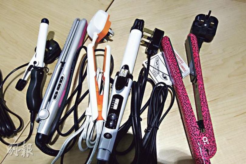 消委會發現市面上有5款直髮器及捲髮器未符合防觸電的國際安全標準,其中4款(左二除外)更有過熱及結構等問題,被機電署要求停售。(李紹昌攝) 消委會發現市面上有5款直髮器及捲髮器未符合防觸電的國際安全標準,其中4款(左二除外)更有過熱及結構等問題,被機電署要求停售。(李紹昌攝)