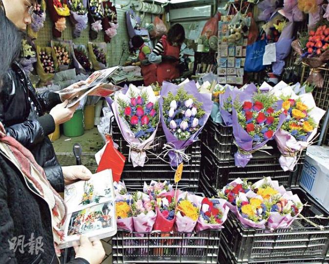 消委會過去3年接獲近60宗送花服務投訴,大部分為「貨不對辦」的爭拗。圖為市民在旺角花墟花店「睇辦」。(李紹昌攝) 消委會過去3年接獲近60宗送花服務投訴,大部分為「貨不對辦」的爭拗。圖為市民在旺角花墟花店「睇辦」。(李紹昌攝)