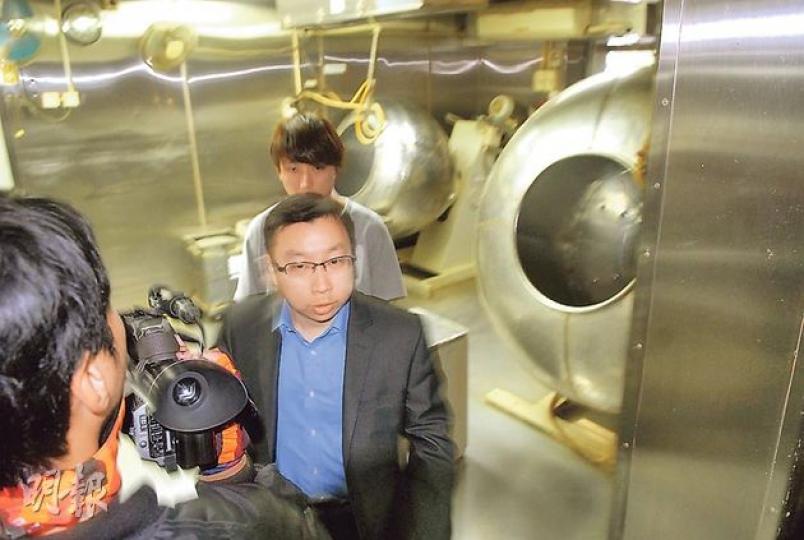 李眾勝堂(集團)有限公司總經理朱家榮(戴眼鏡者)表示,估計火警致損失約數十萬元,火警影響生產線,或需停產約一個月,但公司有足夠存貨應付市場需求。經理背後為一批相信用作製藥的機器。(鍾炳然攝) 李眾勝堂(集團)有限公司總經理朱家榮(戴眼鏡者)表示,估計火警致損失約數十萬元,火警影響生產線,或需停產約一個月,但公司有足夠存貨應付市場需求。經理背後為一批相信用作製藥的機器。(鍾炳然攝)