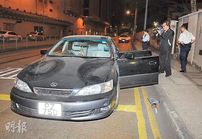 警方於跑馬地黃泥涌道截查車輛時,發現圖中黑色私家車上5名男子形迹可疑,包括一名14歲少年,搜查後於車上發現牛肉刀等武器。(蔡方山攝) 警方於跑馬地黃泥涌道截查車輛時,發現圖中黑色私家車上5名男子形迹可疑,包括一名14歲少年,搜查後於車上發現牛肉刀等武器。(蔡方山攝)
