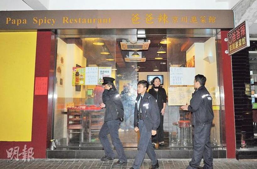 3名男子昨清晨在北角渣華道一間川菜館打鬥,推倒好言相勸的老闆娘,又襲擊到場警員,被警方拘捕。圖為到場調查的警員。(蔡方山攝)警員將其中一名涉嫌襲警及拒捕疑犯戴上手扣,拘捕帶署扣查。(蔡方山攝) 3名男子昨清晨在北角渣華道一間川菜館打鬥,推倒好言相勸的老闆娘,又襲擊到場警員,被警方拘捕。圖為到場調查的警員。(蔡方山攝)警員將其中一名涉嫌襲警及拒捕疑犯戴上手扣,拘捕帶署扣查。(蔡方山攝)