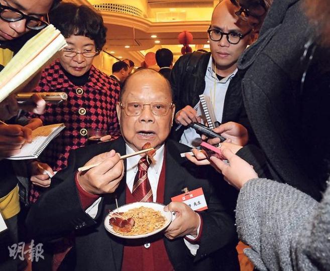 前全國人大常委曾憲梓(圖中)炮轟持港英旗的青年人「想搞港獨」,每次看見便認為「佢哋都唔係香港人、中國人」。(劉焌陶攝) 前全國人大常委曾憲梓(圖中)炮轟持港英旗的青年人「想搞港獨」,每次看見便認為「佢哋都唔係香港人、中國人」。(劉焌陶攝)