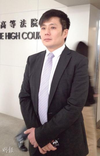 鄭威濤(圖)昨到高院作供,其間表現緊張,被原訴一方大律師盤問時,他更一直雙耳通紅。(黃建邦攝) 鄭威濤(圖)昨到高院作供,其間表現緊張,被原訴一方大律師盤問時,他更一直雙耳通紅。(黃建邦攝)