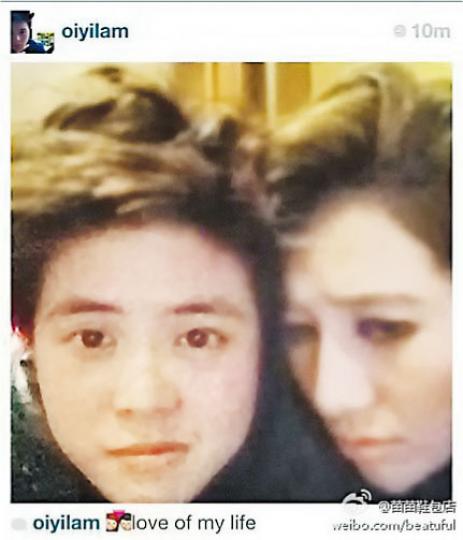 林愛兒(左)上載與樣子苦惱的何超盈合照,並形容為「Love of my life」。(微博圖片)林愛兒(前排左三)一向喜愛中性打扮,家人亦未有干預其衣著。(微博圖片) 林愛兒(左)上載與樣子苦惱的何超盈合照,並形容為「Love of my life」。(微博圖片)林愛兒(前排左三)一向喜愛中性打扮,家人亦未有干預其衣著。(微博圖片)