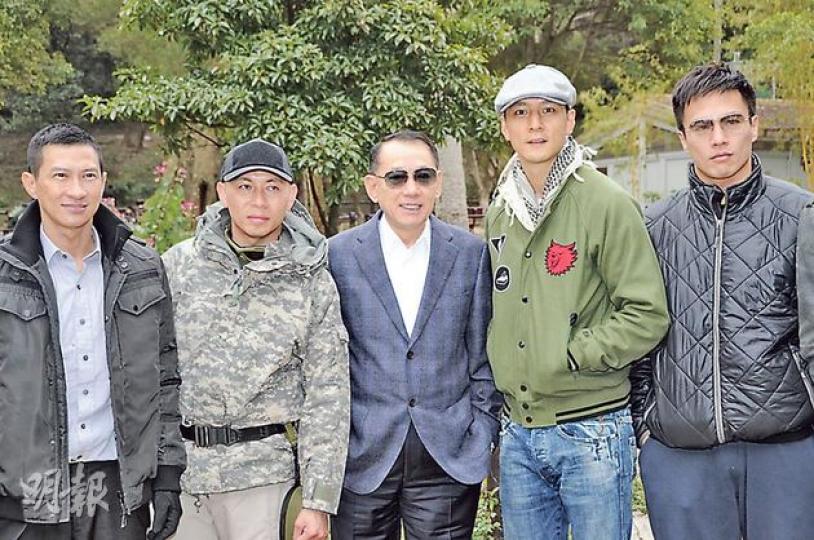 楊受成(中)現身《魔警》開鏡禮為張家輝(左起)、林超賢、吳彥祖、安志杰打氣。(攝影:鍾偉茵) 楊受成(中)現身《魔警》開鏡禮為張家輝(左起)、林超賢、吳彥祖、安志杰打氣。(攝影:鍾偉茵)
