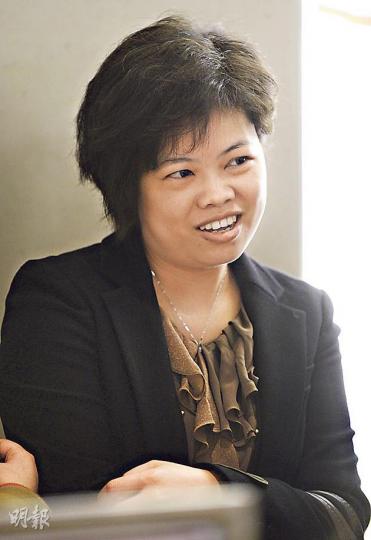 睇樓客心聲﹕持有一個自住物業的蘇小姐稱,昨天施政報告「令人失望」,相信樓價仍會繼續升,現積極考慮多買一個新盤收租,作長線投資。(余俊亮攝)睇樓客心聲﹕李婆婆原希望政府再出招壓樓市,詎料施政報告欠驚喜,她隨即一個人參觀天晉示範單位,考慮為子女購入1個3房戶自住。(余俊亮攝) 睇樓客心聲﹕持有一個自住物業的蘇小姐稱,昨天施政報告「令人失望」,相信樓價仍會繼續升,現積極考慮多買一個新盤收租,作長線投資。(余俊亮攝)睇樓客心聲﹕李婆婆原希望政府再出招壓樓市,詎料施政報告欠驚喜,她隨即一個人參觀天晉示範單位,考慮為子女購入1個3房戶自住。(余俊亮攝)