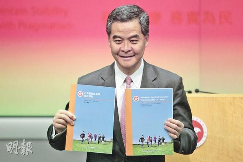 特首梁振英昨午在記者會上介紹他首份《施政報告》封面的設計理念,這是首份有圖片的施政報告,他指刻意選一張不同族裔青少年人向前跑的相片,一方面表達他有膽有識、有目標、有規劃、有步驟去做事,為下一代共籌謀,也意味社會應不分宗教、種族,突顯凝聚香港人的重要。這片綠草藍天是取景於數碼港的公園。(郭慶輝攝) 特首梁振英昨午在記者會上介紹他首份《施政報告》封面的設計理念,這是首份有圖片的施政報告,他指刻意選一張不同族裔青少年人向前跑的相片,一方面表達他有膽有識、有目標、有規劃、有步驟去做事,為下一代共籌謀,也意味社會應不分宗教、種族,突顯凝聚香港人的重要。這片綠草藍天是取景於數碼港的公園。(郭慶輝攝)