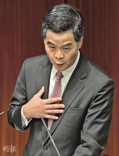 特首梁振英於宣讀施政報告期間及其後記者會上,四度「拍心口」承諾,將土地及房屋政策視為本屆政府「重中之重」任務。(余俊亮攝)特首梁振英發表首份施政報告長達2小時15分鐘,除了發言前飲了兩三口水(圖),全程也沒休息或飲水,「食螺絲」僅4次,較上屆特首曾蔭權前年發表最後一份施政報告「食螺絲」逾廿次,梁發言較順暢。(余俊亮攝)特首梁振英在宣讀施政報告期間,疑因射燈太熱而要抹汗。(余俊亮攝) 特首梁振英於宣讀施政報告期間及其後記者會上,四度「拍心口」承諾,將土地及房屋政策視為本屆政府「重中之重」任務。(余俊亮攝)特首梁振英發表首份施政報告長達2小時15分鐘,除了發言前飲了兩三口水(圖),全程也沒休息或飲水,「食螺絲」僅4次,較上屆特首曾蔭權前年發表最後一份施政報告「食螺絲」逾廿次,梁發言較順暢。(余俊亮攝)特首梁振英在宣讀施政報告期間,疑因射燈太熱而要抹汗。(余俊亮攝)