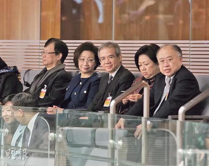 梁太唐青儀(左二)與一眾行會成員於公眾席為特首「撐場」,除了偶爾與行會召集人林煥光(中)「咬耳仔」,梁太全程表現專心,不時側耳傾聽報告內容。圖左起鄭耀棠、梁太、林煥光、史美倫及廖長城。(李澤彤攝) 梁太唐青儀(左二)與一眾行會成員於公眾席為特首「撐場」,除了偶爾與行會召集人林煥光(中)「咬耳仔」,梁太全程表現專心,不時側耳傾聽報告內容。圖左起鄭耀棠、梁太、林煥光、史美倫及廖長城。(李澤彤攝)