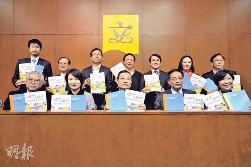 民建聯一眾立法會議員對施政報告表示歡迎,認為已正視市民所求,但希望下月發表的財政預算案提及更多利民紓困措施。前排中為民建聯主席譚耀宗。(葉家豪攝) 民建聯一眾立法會議員對施政報告表示歡迎,認為已正視市民所求,但希望下月發表的財政預算案提及更多利民紓困措施。前排中為民建聯主席譚耀宗。(葉家豪攝)