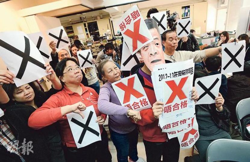 約40多名基層人士昨聚首社區中心觀看電視直播特首宣讀施政報告。在梁振英宣讀報告期間,他們遇到不滿政策時便發出噓聲,並舉起「X」紙牌,尤其在強調金融業發展及中港經貿關係時最為大聲,對建議興建公屋的選址亦感偏遠,「唔想做開荒牛」。圖中紅衣婦53歲羅麗萍,其23歲子有發展遲緩問題,認為報告無解決其子般殘疾人士的需要。(盧翊銘攝)
約40多名基層人士昨聚首社區中心觀看電視直播特首宣讀施政報告。在梁振英宣讀報告期間,他們遇到不滿政策時便發出噓聲,並舉起「X」紙牌,尤其在強調金融業發展及中港經貿關係時最為大聲,對建議興建公屋的選址亦感偏遠,「唔想做開荒牛」。圖中紅衣婦53歲羅麗萍,其23歲子有發展遲緩問題,認為報告無解決其子般殘疾人士的需要。(盧翊銘攝)