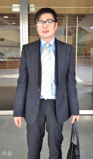 鄭威濤昨到庭作供,被代表李德麟的資深大律師質疑只講自己的「威水史」。(黃建邦攝)扒王之王老闆李德麟的女兒李依琳(左)昨由外籍男友人(右)陪同到庭聽審。她昨在庭上聽得沉悶,一度挨在男友人的膊頭上。(黃建邦攝) 鄭威濤昨到庭作供,被代表李德麟的資深大律師質疑只講自己的「威水史」。(黃建邦攝)扒王之王老闆李德麟的女兒李依琳(左)昨由外籍男友人(右)陪同到庭聽審。她昨在庭上聽得沉悶,一度挨在男友人的膊頭上。(黃建邦攝)