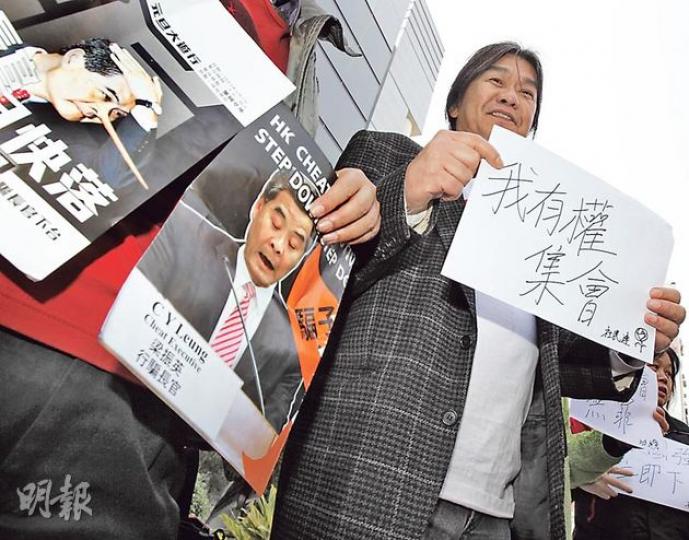 梁國雄昨就他於2011年遊行時違反公安條例的兩項罪名,被裁判官加罰3000元。他在庭內聽取控方理據時不斷搖頭,在庭外更指律政司申請覆核是「政治報復」。(李紹昌攝) 梁國雄昨就他於2011年遊行時違反公安條例的兩項罪名,被裁判官加罰3000元。他在庭內聽取控方理據時不斷搖頭,在庭外更指律政司申請覆核是「政治報復」。(李紹昌攝)