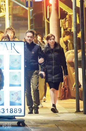 鄺美雲與林達民挽手浪漫夜遊九龍城,見慣鄺美雲的貴婦Look,街坊裝運動鞋打扮難得一見。(攝影﹕劉永銳、黃梓烜、李維隆)Cally與愛人享受美食特別滋味。(攝影﹕劉永銳、黃梓烜、李維隆)Cally跟男友不時咬耳仔喁喁細語。(攝影﹕劉永銳、黃梓烜、李維隆)拍拖後心廣體胖,Cally飲紅酒露一手,手臂果然比前好肉地。(攝影﹕劉永銳、黃梓烜、李維隆)林達民埋單後一馬當先跟Cally一起離開。(攝影﹕劉永銳、黃梓烜、李維隆) 鄺美雲與林達民挽手浪漫夜遊九龍城,見慣鄺美雲的貴婦Look,街坊裝運動鞋打扮難得一見。(攝影﹕劉永銳、黃梓烜、李維隆)Cally與愛人享受美食特別滋味。(攝影﹕劉永銳、黃梓烜、李維隆)Cally跟男友不時咬耳仔喁喁細語。(攝影﹕劉永銳、黃梓烜、李維隆)拍拖後心廣體胖,Cally飲紅酒露一手,手臂果然比前好肉地。(攝影﹕劉永銳、黃梓烜、李維隆)林達民埋單後一馬當先跟Cally一起離開。(攝影﹕劉永銳、黃梓烜、李維隆)