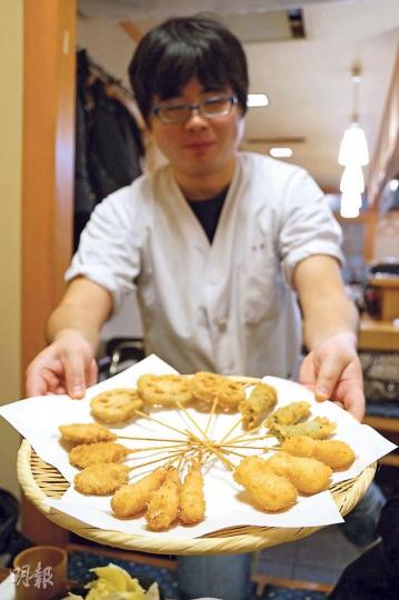 炸串以「廚師發辦」形式供應,吃到全飽為止。(陳俊偉攝)炸年糕,炸得爆漿兼起花,好勁,好有型。(陳俊偉攝) 炸串以「廚師發辦」形式供應,吃到全飽為止。(陳俊偉攝)炸年糕,炸得爆漿兼起花,好勁,好有型。(陳俊偉攝)