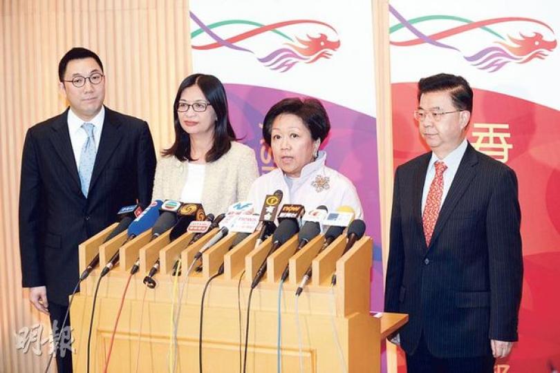 金融發展局首任主席查史美倫(右二)昨日聯同兩名委員會大律師李律仁(左一)及中銀國際英國保誠資產管理董事長謝湧海(右一)見傳媒,左二為財經事務及庫務局副局長梁鳳儀。(盧翊銘攝) 金融發展局首任主席查史美倫(右二)昨日聯同兩名委員會大律師李律仁(左一)及中銀國際英國保誠資產管理董事長謝湧海(右一)見傳媒,左二為財經事務及庫務局副局長梁鳳儀。(盧翊銘攝)