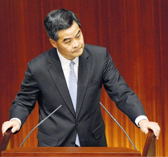 面對議員質疑《施政報告》沒有兌現選舉政綱承諾,特首梁振英在答問大會上多次讀出《施政報告》,又翻查並引述其政綱相關段落,強調即使施政報告未有提及的,亦不等於政府不會推動相關政策。(盧翊銘攝) 面對議員質疑《施政報告》沒有兌現選舉政綱承諾,特首梁振英在答問大會上多次讀出《施政報告》,又翻查並引述其政綱相關段落,強調即使施政報告未有提及的,亦不等於政府不會推動相關政策。(盧翊銘攝)