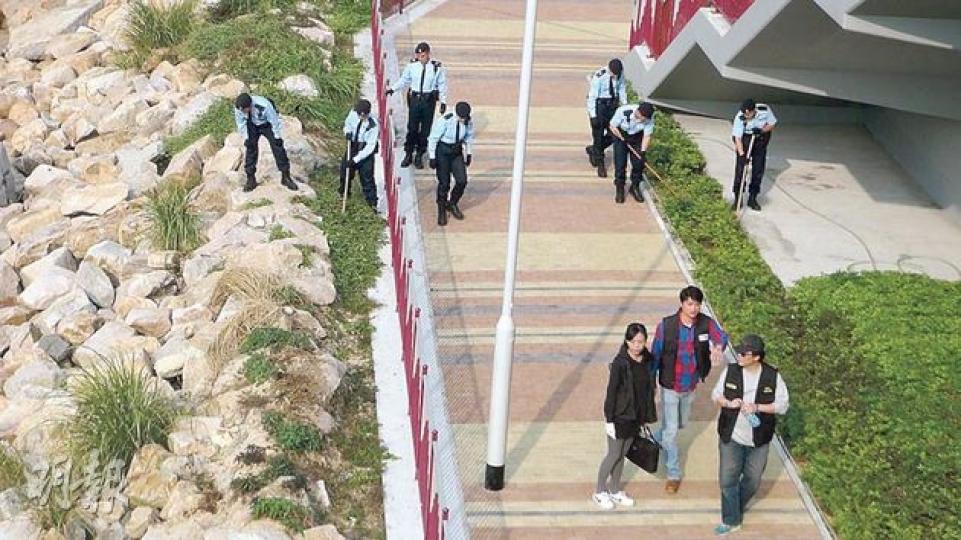 大批警員、重案組及鑑證科探員昨重返清水灣半島康城路海濱單車徑兇案現場一帶蒐證,包括海邊石灘,希望找到與15歲男死者被人以石頭重創再拋落海溺死的相關證物。(林智傑攝) 大批警員、重案組及鑑證科探員昨重返清水灣半島康城路海濱單車徑兇案現場一帶蒐證,包括海邊石灘,希望找到與15歲男死者被人以石頭重創再拋落海溺死的相關證物。(林智傑攝)