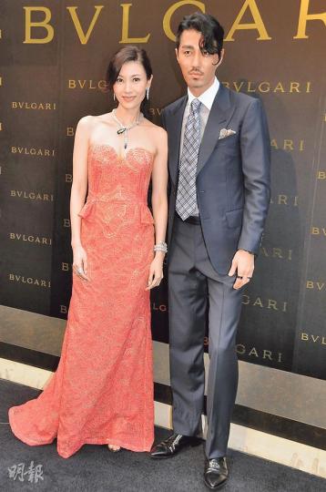 大美人李嘉欣與韓國型男車勝元擔任嘉賓認真耀眼。(攝影﹕孫華中、鍾偉茵)LVMH集團鐘錶珠寶主席Francesco Trapani(左一)跟李嘉欣、車勝元為BVLGARI旗艦店剪綵。(攝影﹕孫華中、鍾偉茵)李嘉欣晚上挽着老公許晉亨手出席派對(左圖)。李嘉欣的大露背裝好搶眼(右圖)。(攝影﹕孫華中、鍾偉茵)大陣仗亮燈儀式吸引傳媒蜂擁採訪。(攝影﹕孫華中、鍾偉茵)霍震寰與太太陳琪琪是BVLGARI貴客。(攝影﹕孫華中、鍾偉茵)趙式和與丈夫跟王守業夫人合照。(攝影﹕孫華中、鍾偉茵)李桂蘭(左)與王以智( 大美人李嘉欣與韓國型男車勝元擔任嘉賓認真耀眼。(攝影﹕孫華中、鍾偉茵)LVMH集團鐘錶珠寶主席Francesco Trapani(左一)跟李嘉欣、車勝元為BVLGARI旗艦店剪綵。(攝影﹕孫華中、鍾偉茵)李嘉欣晚上挽着老公許晉亨手出席派對(左圖)。李嘉欣的大露背裝好搶眼(右圖)。(攝影﹕孫華中、鍾偉茵)大陣仗亮燈儀式吸引傳媒蜂擁採訪。(攝影﹕孫華中、鍾偉茵)霍震寰與太太陳琪琪是BVLGARI貴客。(攝影﹕孫華中、鍾偉茵)趙式和與丈夫跟王守業夫人合照。(攝影﹕孫華中、鍾偉茵)李桂蘭(左)與王以智(