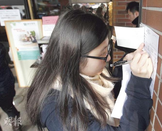 申請綠悠雅苑的不乏年輕人及學生,為趕及在限期前交表,有人即場在房協辦事處門外填表。(李紹昌攝)房協綠悠雅苑於昨午5時截止申請,不少市民趕尾班車申請,人龍排到辦事處門外,房協職員協助市民交表。(李紹昌攝)房協綠悠雅苑及房委會免補地價二手居屋計劃申請昨截止,大批市民前往樂富房委會客戶中心交表,全日人潮不斷,申請者以年輕人為主,亦有家長為子女交表。(盧翊銘攝) 申請綠悠雅苑的不乏年輕人及學生,為趕及在限期前交表,有人即場在房協辦事處門外填表。(李紹昌攝)房協綠悠雅苑於昨午5時截止申請,不少市民趕尾班車申請,人龍排到辦事處門外,房協職員協助市民交表。(李紹昌攝)房協綠悠雅苑及房委會免補地價二手居屋計劃申請昨截止,大批市民前往樂富房委會客戶中心交表,全日人潮不斷,申請者以年輕人為主,亦有家長為子女交表。(盧翊銘攝)