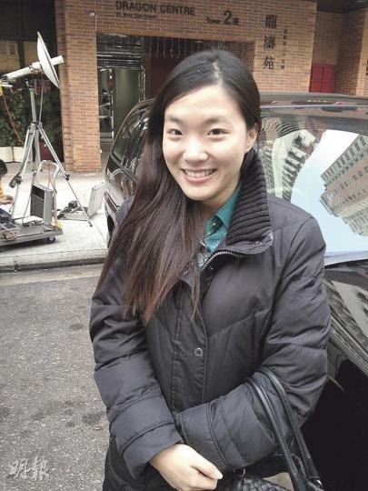 年底結婚的陳小姐(圖),最後一刻趕到房協交表,由於仍未註冊,只能以白表單身申請,她預料中籤機會極微,但希望「博一博」。她說現租住私樓,一直希望置業亦已儲有首期,早前曾到嘉湖山莊睇樓,但感到「不抵買」,最終轉戰綠悠雅苑。(黃俊鋒攝) 年底結婚的陳小姐(圖),最後一刻趕到房協交表,由於仍未註冊,只能以白表單身申請,她預料中籤機會極微,但希望「博一博」。她說現租住私樓,一直希望置業亦已儲有首期,早前曾到嘉湖山莊睇樓,但感到「不抵買」,最終轉戰綠悠雅苑。(黃俊鋒攝)