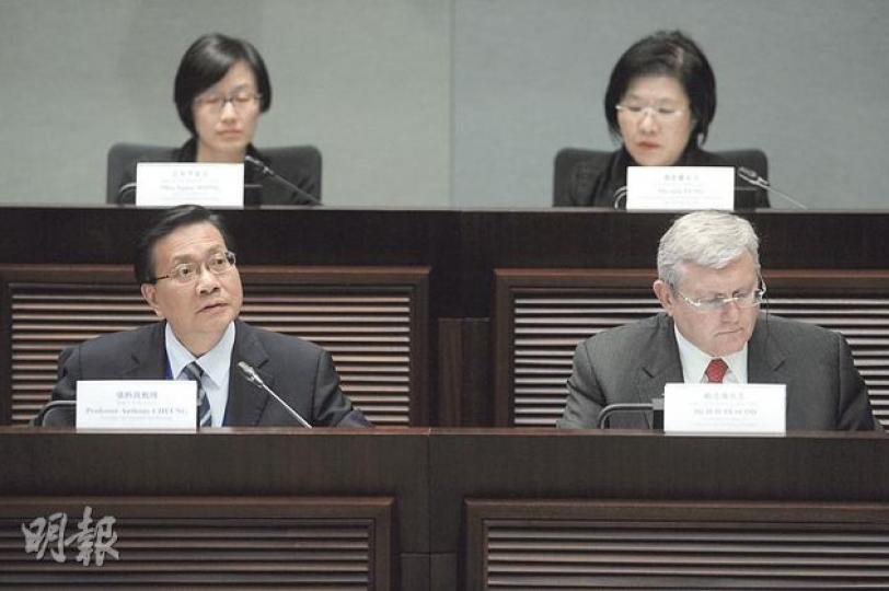 立法會昨討論施政報告中的房屋政策,多名議員狠批政府控制樓市不力及短期未增加住宅供應,建議開徵物業空置稅等。運房局長張炳良(前排左)稱會考慮意見,相信財政司長制訂預算案時會明白社會訴求。前排右為房屋署長栢志高。(尹錦恩攝) 立法會昨討論施政報告中的房屋政策,多名議員狠批政府控制樓市不力及短期未增加住宅供應,建議開徵物業空置稅等。運房局長張炳良(前排左)稱會考慮意見,相信財政司長制訂預算案時會明白社會訴求。前排右為房屋署長栢志高。(尹錦恩攝)