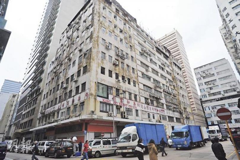 市建局揀選長沙灣汝洲西街的永康工廠大廈重建,指該廈是鄰近工廈中較殘舊的,但有業主稱已多番修葺。(劉焌陶攝)永康工廠大廈天台業主鄭先生擔心市建局的收購價「不公道」,因幾年前女兒的順寧道單位也被市建收購,他當時已不滿收購價過低。(劉焌陶攝) 市建局揀選長沙灣汝洲西街的永康工廠大廈重建,指該廈是鄰近工廈中較殘舊的,但有業主稱已多番修葺。(劉焌陶攝)永康工廠大廈天台業主鄭先生擔心市建局的收購價「不公道」,因幾年前女兒的順寧道單位也被市建收購,他當時已不滿收購價過低。(劉焌陶攝)