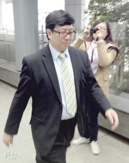 板前主要股東鄭威濤的事務律師梁世明(左)昨到高院作供,與代表扒王之王一方的資深大律師石永泰唇槍舌劍。(黃建邦攝) 板前主要股東鄭威濤的事務律師梁世明(左)昨到高院作供,與代表扒王之王一方的資深大律師石永泰唇槍舌劍。(黃建邦攝)