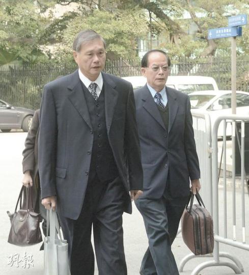 財利船廠董事羅愕瑩(左)昨為南丫海難研訊作供,反駁早前有海事處驗船官指南丫四號不依圖則建造的說法,指當年無計劃在舵機房和油箱房之間安裝水密門,只是新加坡設計師在繪製圖則時錯誤標示。(陳淑安攝) 財利船廠董事羅愕瑩(左)昨為南丫海難研訊作供,反駁早前有海事處驗船官指南丫四號不依圖則建造的說法,指當年無計劃在舵機房和油箱房之間安裝水密門,只是新加坡設計師在繪製圖則時錯誤標示。(陳淑安攝)