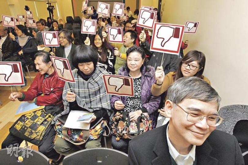 社聯就施政報告舉行研討會,出席的社福團體舉起「dislike」牌,以示對施政報告扶貧部分的不滿。前右為出席論壇的扶貧委員會成員羅致光。(李紹昌攝)政務司長林鄭月娥(右)昨出席港台節目談施政報告,但除了開咪時間,她與主持葉冠霖(左)於數分鐘小休時間雙方沉靜不語,亦鮮有眼神接觸。(尹錦恩攝) 社聯就施政報告舉行研討會,出席的社福團體舉起「dislike」牌,以示對施政報告扶貧部分的不滿。前右為出席論壇的扶貧委員會成員羅致光。(李紹昌攝)政務司長林鄭月娥(右)昨出席港台節目談施政報告,但除了開咪時間,她與主持葉冠霖(左)於數分鐘小休時間雙方沉靜不語,亦鮮有眼神接觸。(尹錦恩攝)