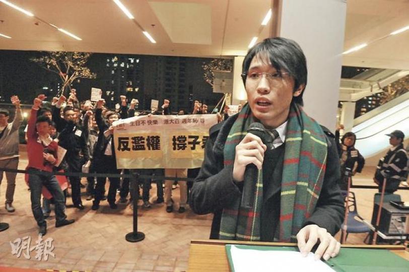 後面係為被炒員工陳子君討公道嘅校友,但學生會會長陳冠康(前)照舊發言,全程並無與示威舊生交流。(劉焌陶攝) 後面係為被炒員工陳子君討公道嘅校友,但學生會會長陳冠康(前)照舊發言,全程並無與示威舊生交流。(劉焌陶攝)