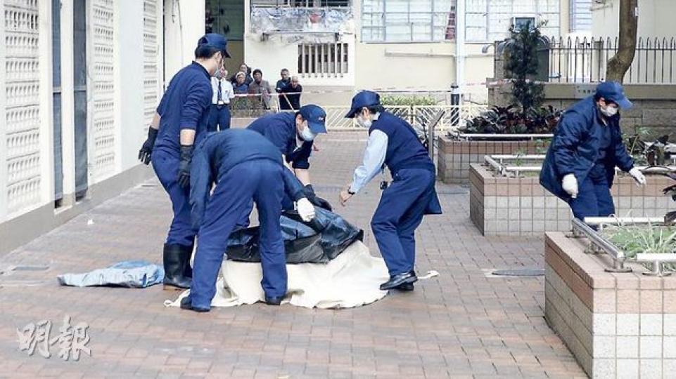 一名26歲青年疑因受開工不足及感情問題困擾下,昨晨在荃灣福來邨寓所向母親說出遺言後,掙脫母親,從14樓寓所攀窗墮樓死亡,屍體由仵工舁走。(林智傑攝)死者母親(紫衣者)與親友一行約20人,昨午帶同香燭冥鏹由法師帶領下返回現場拜祭及招魂。消息稱死者跳樓時其母曾極力阻止,惜無法阻止悲劇發生。(林智傑攝) 一名26歲青年疑因受開工不足及感情問題困擾下,昨晨在荃灣福來邨寓所向母親說出遺言後,掙脫母親,從14樓寓所攀窗墮樓死亡,屍體由仵工舁走。(林智傑攝)死者母親(紫衣者)與親友一行約20人,昨午帶同香燭冥鏹由法師帶領下返回現場拜祭及招魂。消息稱死者跳樓時其母曾極力阻止,惜無法阻止悲劇發生。(林智傑攝)