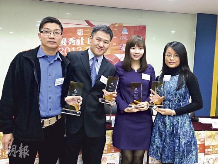 今年社工選舉有4名得獎者,包括年資逾20年的社區組織協會組織幹事吳衛東(左起)及遊樂場協會總發展主任溫立文,兩人獲選「優秀社工」;年資不足7年的明愛社會工作員陳倩婷,以及基督教服務處僱員支援服務顧問黎嘉欣同獲選「新秀社工」。(梁杏怡攝) 今年社工選舉有4名得獎者,包括年資逾20年的社區組織協會組織幹事吳衛東(左起)及遊樂場協會總發展主任溫立文,兩人獲選「優秀社工」;年資不足7年的明愛社會工作員陳倩婷,以及基督教服務處僱員支援服務顧問黎嘉欣同獲選「新秀社工」。(梁杏怡攝)