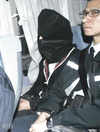 將軍澳少年謀殺案其中一名被告17歲的翁冠傑(圖),早前被捕時激烈反抗,令兩名警員骨折,他昨戴上頭套由警員押解上庭。(李紹昌攝)少年曾明斯去年8月在將軍澳海邊被殺,其中28歲的被告黎俊文(圖)被控謀殺罪,昨坐囚車往法庭時緊握雙拳。(李紹昌攝) 將軍澳少年謀殺案其中一名被告17歲的翁冠傑(圖),早前被捕時激烈反抗,令兩名警員骨折,他昨戴上頭套由警員押解上庭。(李紹昌攝)少年曾明斯去年8月在將軍澳海邊被殺,其中28歲的被告黎俊文(圖)被控謀殺罪,昨坐囚車往法庭時緊握雙拳。(李紹昌攝)