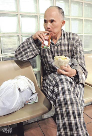 一度出現低溫症狀的姓何內地船員獲救後訴說怒海逃生經歷。(蔡方山攝) 一度出現低溫症狀的姓何內地船員獲救後訴說怒海逃生經歷。(蔡方山攝)