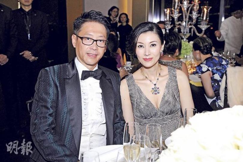 李嘉欣露前露後性感亮相,是許晉亨的靚靚老婆。(攝影﹕鍾偉茵)艾恩布迪與車勝元、甄子丹3大型男比併男人味。(攝影﹕鍾偉茵)艾恩布迪即興用手機幫希拉莉絲韻影靚相。(攝影﹕鍾偉茵) 李嘉欣露前露後性感亮相,是許晉亨的靚靚老婆。(攝影﹕鍾偉茵)艾恩布迪與車勝元、甄子丹3大型男比併男人味。(攝影﹕鍾偉茵)艾恩布迪即興用手機幫希拉莉絲韻影靚相。(攝影﹕鍾偉茵)