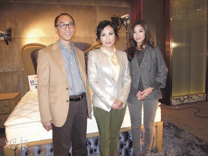 阿姐到酒店拍攝新一輯廣告,品牌老闆鄔友正與太太翁嘉穗亦來撐場。(攝影/記者﹕林蘊兒) 阿姐到酒店拍攝新一輯廣告,品牌老闆鄔友正與太太翁嘉穗亦來撐場。(攝影/記者﹕林蘊兒)