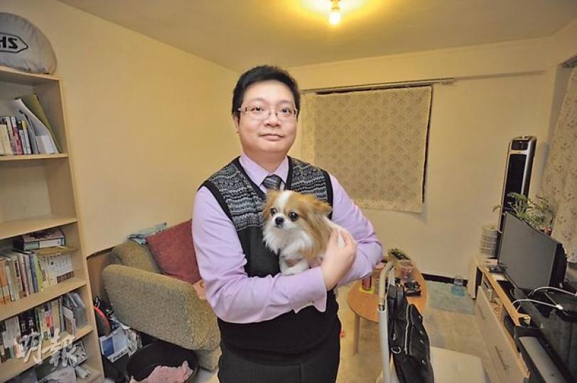 李先生喜歡南丫島淳樸,半年前先租單位與女友及愛犬同住,認為這裏單位實用,見市區樓價難負擔,最終以160萬元購入附近380呎單位。(葉家豪攝) 李先生喜歡南丫島淳樸,半年前先租單位與女友及愛犬同住,認為這裏單位實用,見市區樓價難負擔,最終以160萬元購入附近380呎單位。(葉家豪攝)