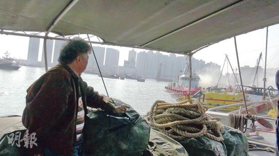 船主布先生看着自己一家賴以為生、價值至少200萬的拖網漁船在火警中嚴重焚毁，卻束手無策，傷痛不已，布家及其他船主不滿消防滅火輪太遲到場。（林智傑攝）