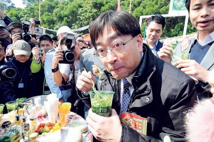食物及衛生局長高永文(中)出席本地漁農美食迎春嘉年華,並即場試食室內種植的有機「工廠菜」沙律,工廠內採用全環控水耕技術,用太陽能電池板等機器調控溫度及濕度,預計下月可在市面發售。(尹錦恩攝)本地漁農美食展中,最受歡迎的其中一項,就是有機種植的寶石魚及烏頭,用有機魚糧將魚苗養殖成圖中近2斤的寶石魚(圖),需時1至2年,可謂十分珍貴,昨日場內售價約為80元一斤。(尹錦恩攝) 食物及衛生局長高永文(中)出席本地漁農美食迎春嘉年華,並即場試食室內種植的有機「工廠菜」沙律,工廠內採用全環控水耕技術,用太陽能電池板等機器調控溫度及濕度,預計下月可在市面發售。(尹錦恩攝)本地漁農美食展中,最受歡迎的其中一項,就是有機種植的寶石魚及烏頭,用有機魚糧將魚苗養殖成圖中近2斤的寶石魚(圖),需時1至2年,可謂十分珍貴,昨日場內售價約為80元一斤。(尹錦恩攝)