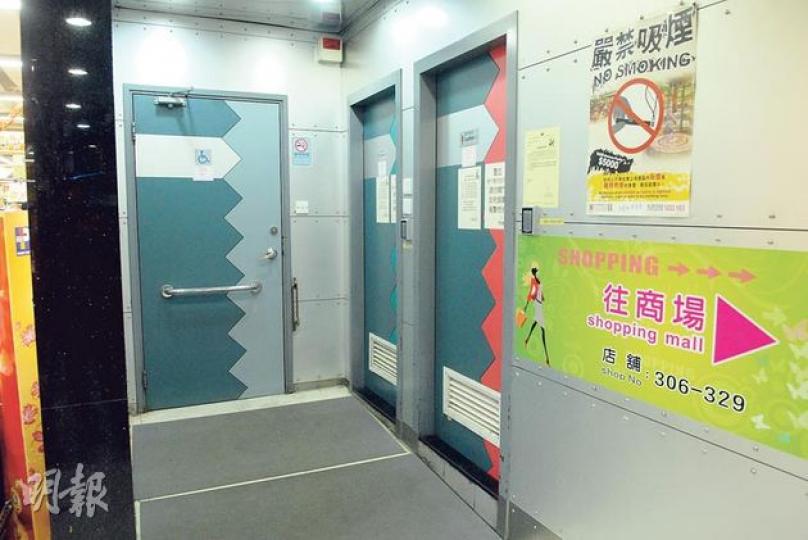 任職懲教署的色魔涉非禮女童,前晚被捕。圖為該商場其中一間殘廁。(伍浦鋒攝)人來人往的藍田匯景廣塲(圖)發生風化案,一名色魔把網上認識的12歲女童誘騙到僻靜處,非禮女童兼拍下其裸照。(伍浦鋒攝) 任職懲教署的色魔涉非禮女童,前晚被捕。圖為該商場其中一間殘廁。(伍浦鋒攝)人來人往的藍田匯景廣塲(圖)發生風化案,一名色魔把網上認識的12歲女童誘騙到僻靜處,非禮女童兼拍下其裸照。(伍浦鋒攝)