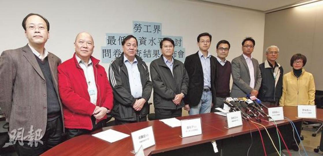 勞顧會9名勞方代表聯同3名立法會勞工界議員鄧家彪(右三)、郭偉強(右四)及潘兆平(左四)一同發表調查報告,指超過九成工會代表要求最低工資水平實行每年檢討一次。(李紹昌攝)勞工界議員郭偉強批評,僱主「抬着銀包說話」,罔顧工人生活條件,強調加薪是僱主責任。(葉家豪攝) 勞顧會9名勞方代表聯同3名立法會勞工界議員鄧家彪(右三)、郭偉強(右四)及潘兆平(左四)一同發表調查報告,指超過九成工會代表要求最低工資水平實行每年檢討一次。(李紹昌攝)勞工界議員郭偉強批評,僱主「抬着銀包說話」,罔顧工人生活條件,強調加薪是僱主責任。(葉家豪攝)