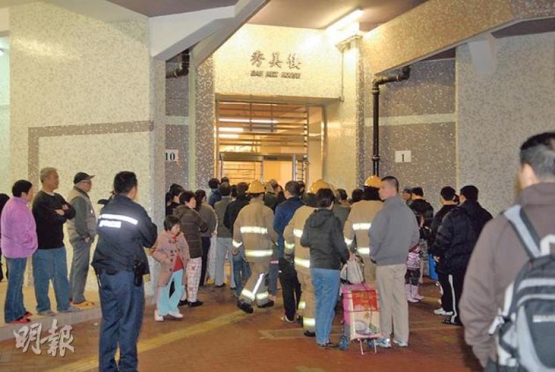 疑電表箱故障引起火警的單位嚴重焚毁,大量濃煙湧出熏黑外牆。(伍浦鋒攝)
疑電表箱故障引起火警的單位嚴重焚毁,大量濃煙湧出熏黑外牆。(伍浦鋒攝)
