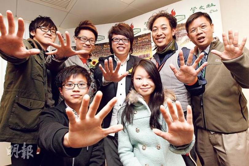 數學教師巫志雄(後排左起)、中文教師蕭源、英文教師辛小華及通識教育科教師鄧耀南(右一)為考生講解各科考生的常犯錯誤,希望助他們奪得程度5以上。(李紹昌攝)學友社舉辦模擬試試題分析講座,為考生解釋作答技巧和一般常見錯誤,入場人次約2000人。(李紹昌攝)(明報製圖) 數學教師巫志雄(後排左起)、中文教師蕭源、英文教師辛小華及通識教育科教師鄧耀南(右一)為考生講解各科考生的常犯錯誤,希望助他們奪得程度5以上。(李紹昌攝)學友社舉辦模擬試試題分析講座,為考生解釋作答技巧和一般常見錯誤,入場人次約2000人。(李紹昌攝)(明報製圖)