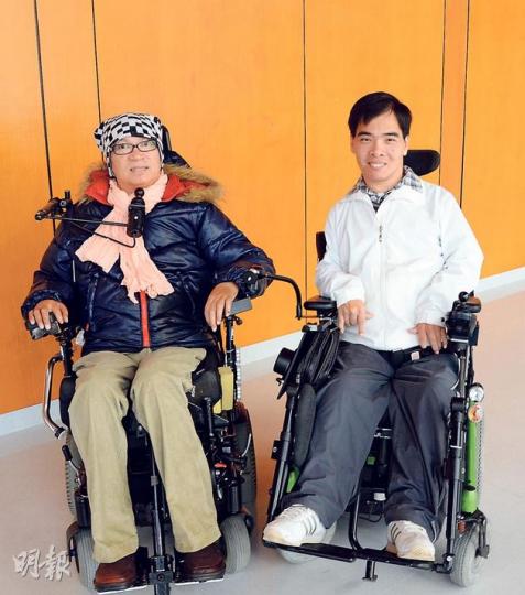 李遠大(左)及羅偉祥(右)因不同的原因而四肢癱瘓,但他們仍努力融入社會,面對生活,更一同加入路向四肢傷殘人士協會,到醫院探望、鼓勵其他病人。(丁灝嵐攝) 李遠大(左)及羅偉祥(右)因不同的原因而四肢癱瘓,但他們仍努力融入社會,面對生活,更一同加入路向四肢傷殘人士協會,到醫院探望、鼓勵其他病人。(丁灝嵐攝)