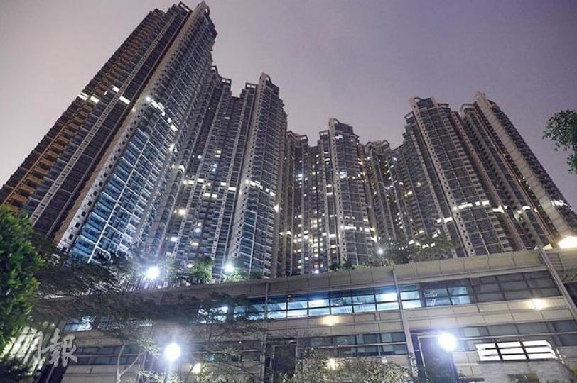 2006年落成的浪澄灣(圖),在1829個批售單位中,現尚餘1100個未出售單位,屋苑昨入黑後只見零星住戶燈光。(余俊亮攝) 2006年落成的浪澄灣(圖),在1829個批售單位中,現尚餘1100個未出售單位,屋苑昨入黑後只見零星住戶燈光。(余俊亮攝)