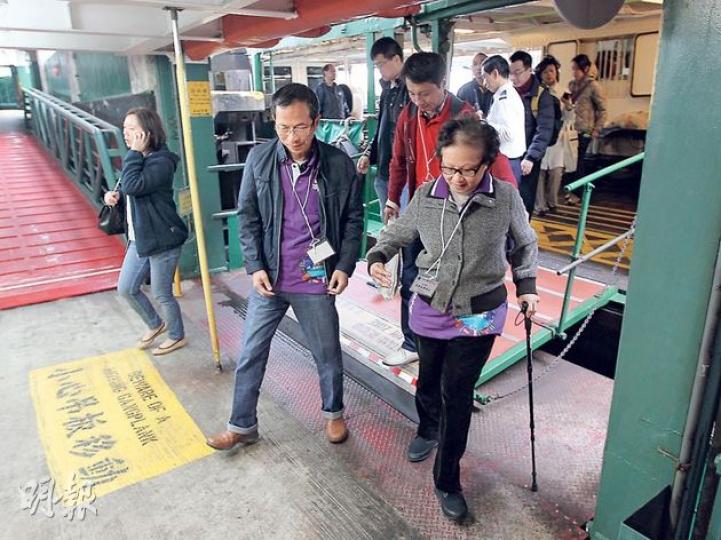 立法會主席曾鈺成(左)同殘障及長期病患者一齊穿梭市區玩定向活動,體驗殘障者出街時遇到嘅障礙麻煩。 (李澤彤攝) 立法會主席曾鈺成(左)同殘障及長期病患者一齊穿梭市區玩定向活動,體驗殘障者出街時遇到嘅障礙麻煩。 (李澤彤攝)